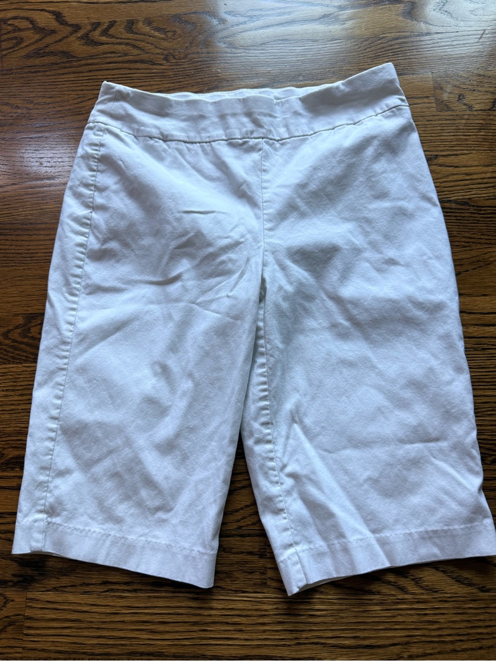 Chico’s White So Slimming Pull on shorts. 12” inseam. Elastic waistband. .5 EUC